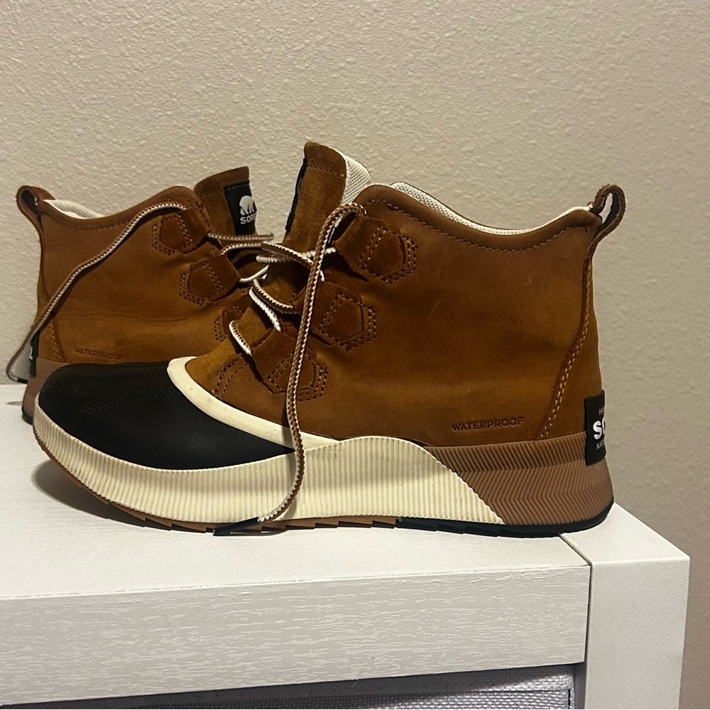 Sorel women's  Brown and Black Boots
